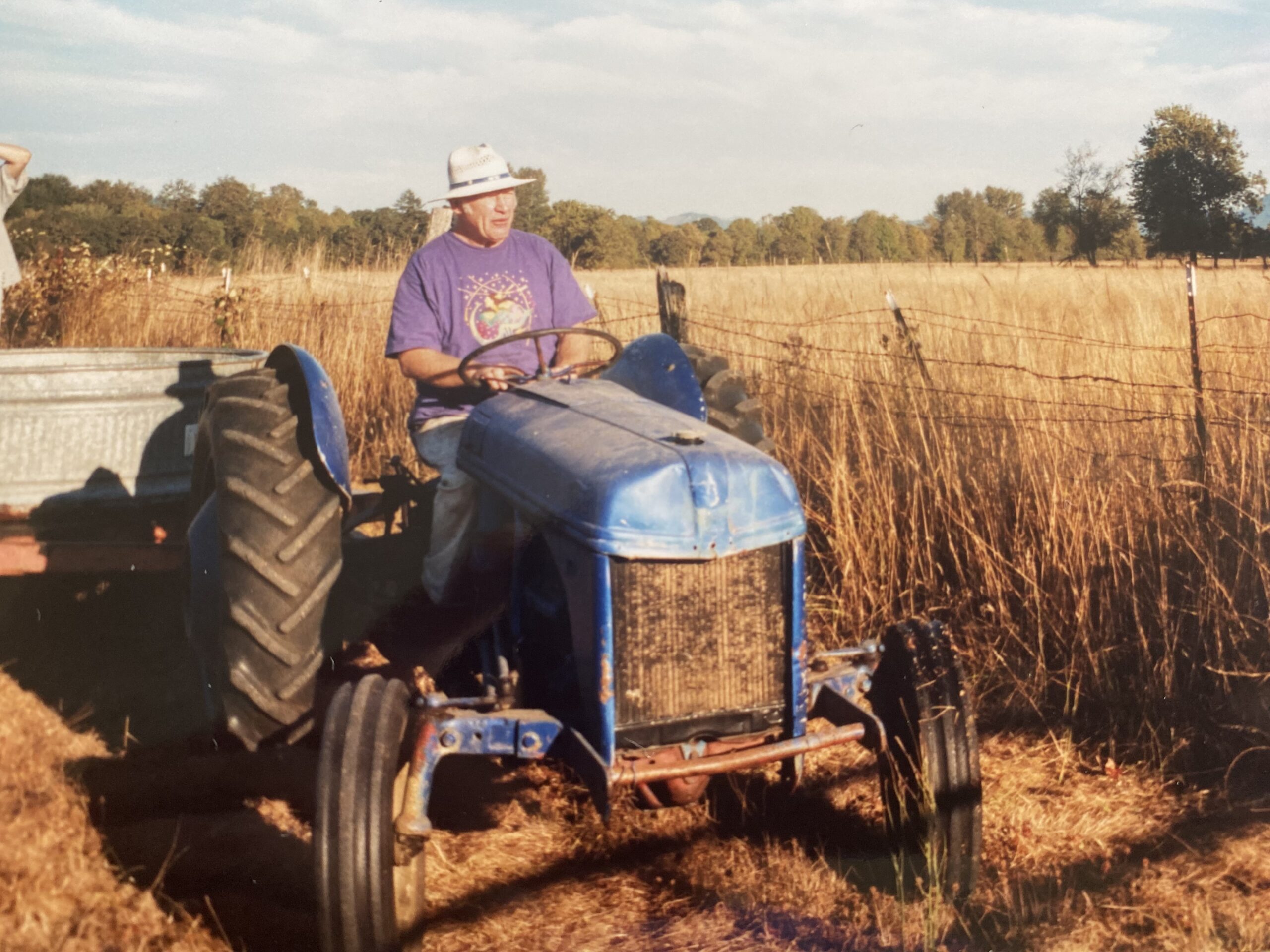 Ken Kesey auf seinem Traktor (Foto: Volker Wiedermann)